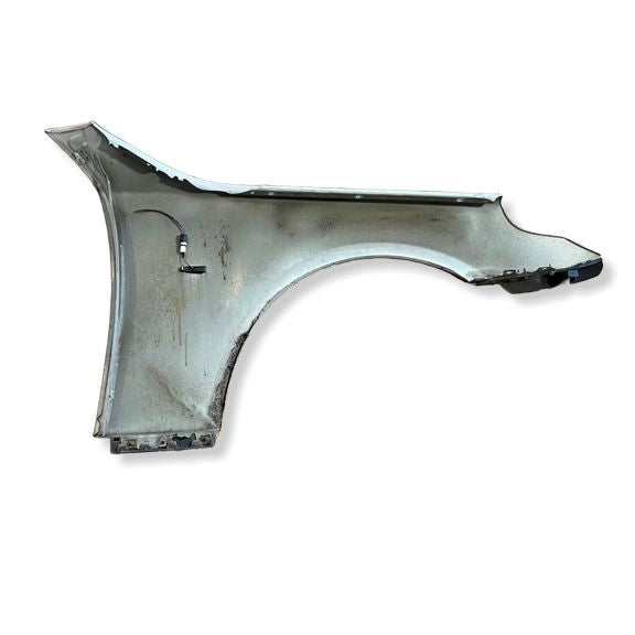 W0368 Venstre frontskjerm BMW E60 / E61 fargekode: 354 Titanium Silver Metallic
