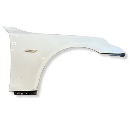 Høyre frontskjerm BMW E60 / E61 fargekode: 300 Alpine White III