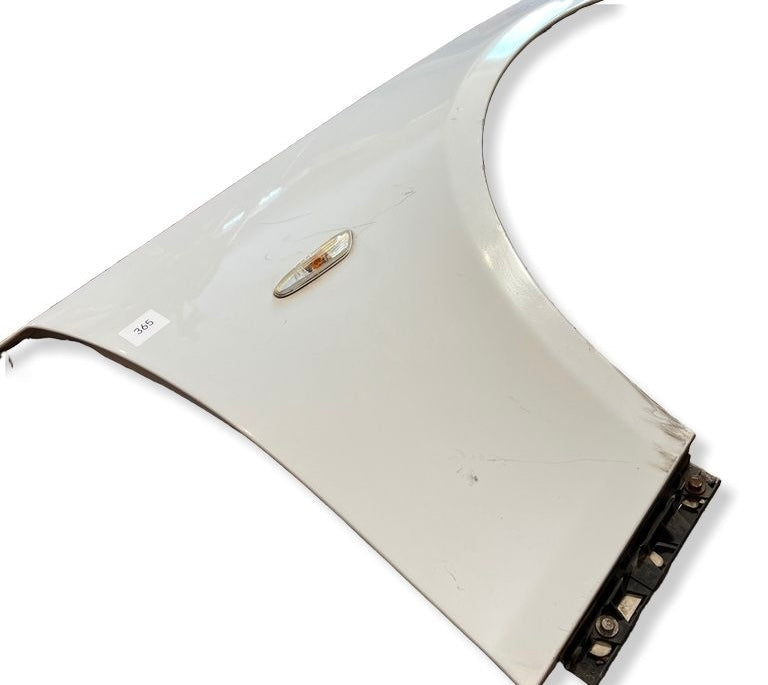 Høyre frontskjerm BMW E60 / E61 fargekode: 300 Alpine White III