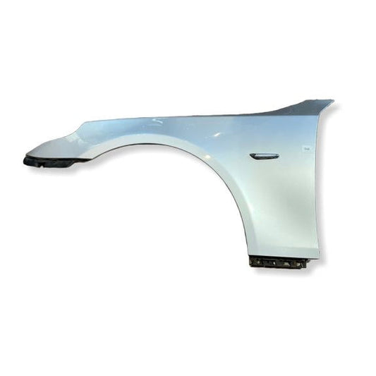 W0368 Venstre frontskjerm BMW E60 / E61 fargekode: 354 Titanium Silver Metallic