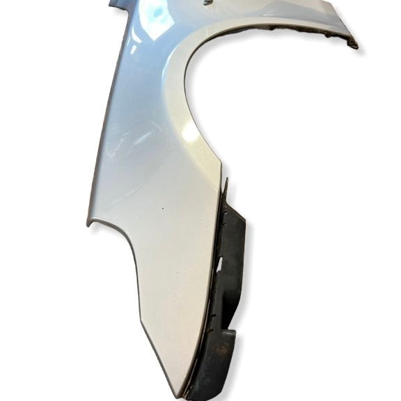 W0368 Venstre frontskjerm BMW E60 / E61 fargekode: 354 Titanium Silver Metallic