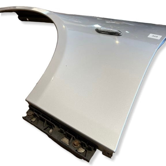 W0368 Venstre frontskjerm BMW E60 / E61 fargekode: 354 Titanium Silver Metallic