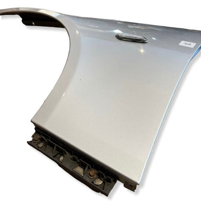W0368 Venstre frontskjerm BMW E60 / E61 fargekode: 354 Titanium Silver Metallic