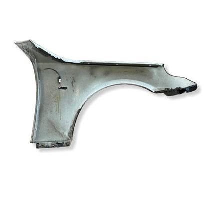W0368 Venstre frontskjerm BMW E60 / E61 fargekode: 354 Titanium Silver Metallic